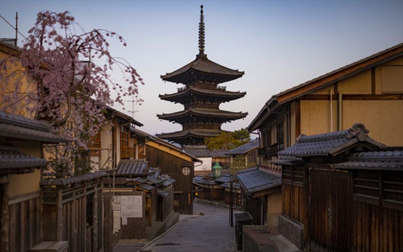 Hagashiyama district street, Yasaka Pagoda in the backgorund