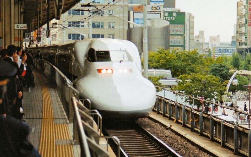 hikari shinkansen arriving nagoya station