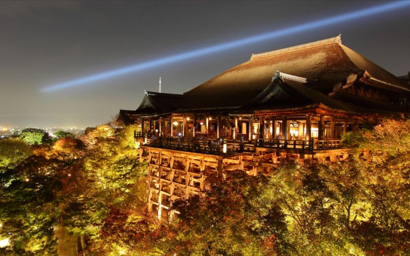 Kiyomidu-dera illuminated during the Fall