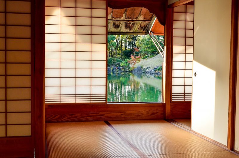 Chambre au sol recouvert de tatamis dans un ryokan