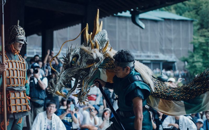 Dragon Seiryu-e buvant à la cascade pendant le festival