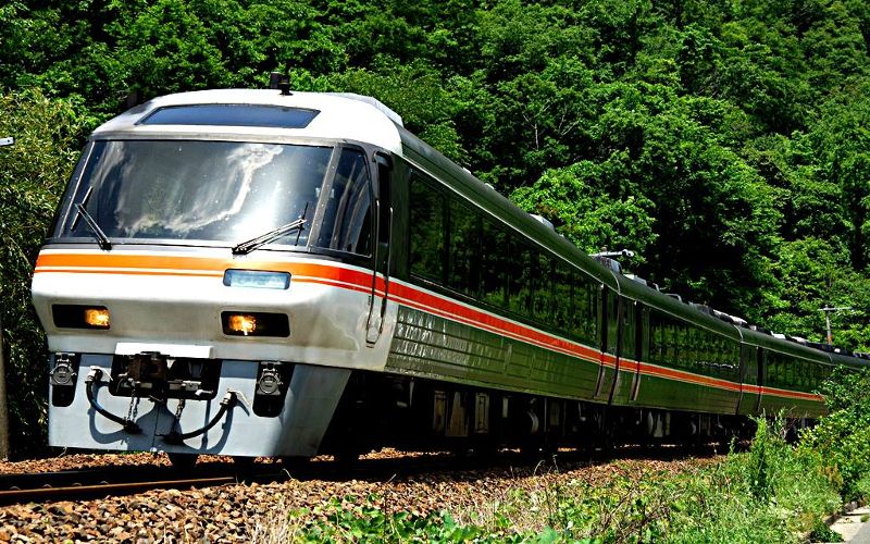 Hida Limited Express: El tren panorámico de Nagoya a Takayama